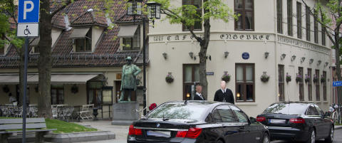 Norges Banks biler godt plassert p� handikapplassene i gata