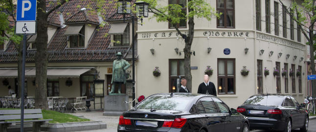 Norges Banks biler godt plassert p� handikapplassene i gata