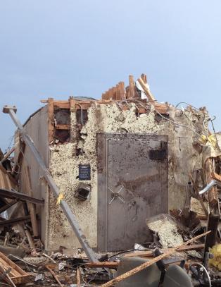 14 ansatte og 8 kunder overlevde tornadoen i dette bankhvelvet