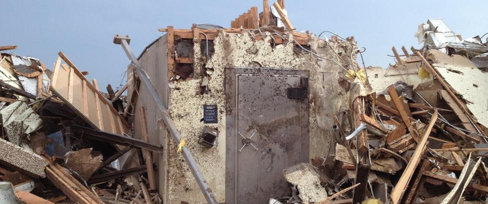 14 ansatte og 8 kunder overlevde tornadoen i dette bankhvelvet