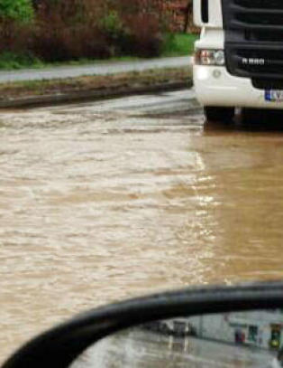 - Bilen funka som båt også
