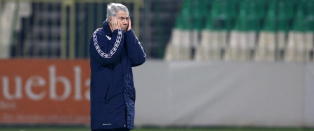 - Mener du at jeg skal stå på sidelinja og veive med armene?