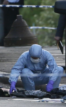 - Britiske soldater bedt om � skjule uniformen etter machete-drapet