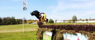 Tar salto over hinder som er laget for hester