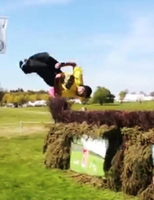 Tar salto over hinder som er laget for hester
