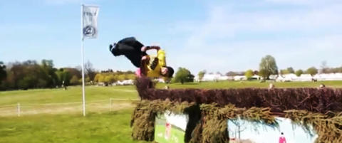 Tar salto over hinder som er laget for hester