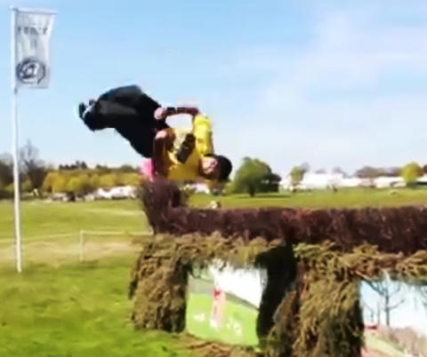 Tar salto over hinder som er laget for hester