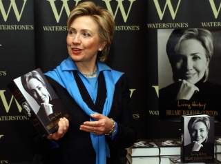 SKREV OM LEWINSKY-AFF�REN: I 2003 kom Hillary Clinton med boka Mitt Liv, der hun skrev blant annet om Lewinsky-saken, visstnok for siste gang. Foto: EPA/PA/Stefan Rousseau