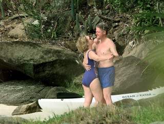F�R NYHETEN SPRAKK: Ekteparet Clinton p� ferietur p� Virgin Island 4. januar 1998. Foto:   AFP/PAUL J. RICHARDS