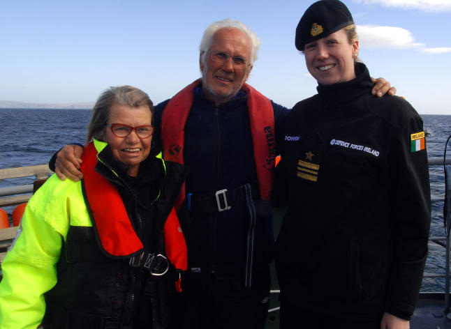 Eirik og Greta ble tatt av stormen.  Her blir de reddet etter tre marerittd�gn til havs