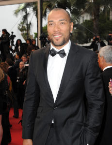 Hva i all verden gj�r John Carew her?