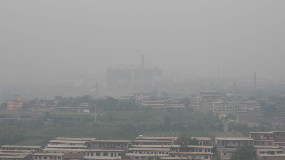 GR� UTSIKTER: To unge klimareportere bes�kte Linfen i Kina for � se p� milj�problemene med egne �yne. Byen er verdens mest forurensede, og ligger innhyllet i gr�hvit smog. Linfen er omgitt av kullkraftverk og fabrikker, og etter bare en dag i byen fikk de norske jentene irriterte slimhinner og forkj�lelsesliknende symptomer.Alle foto: SUNNIVA BRATT SLETTE