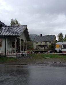 20-åring funnet død i veien, to venner sikta for drap
