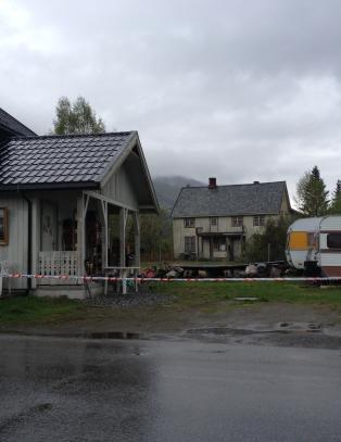 20-åring funnet død i veien, to venner sikta for drap