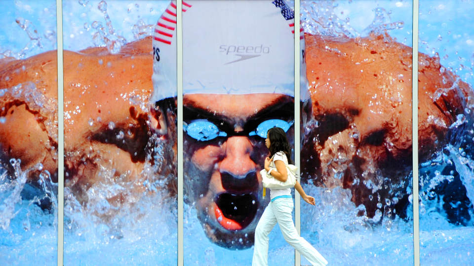 STOR OG SINGEL: Michael Phelps er et ettertraktet mannebein, men snakker sjelden om privatlivet sitt. Det ryktes p� internett at den mangedoble gullgutten dater en tidligere skj�nnhetsdronning, men enn s� lenge lever h�pet for de kvinnelige beundrerne. Her passerer en kinesisk jente en Phelps-plakat i OL-byen - uten synlige tegn til interesse.Foto: JEWEL SAMAD/AFP/SCANPIX