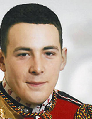 S�rger over soldaten som ble brutalt drept i machete-angrep