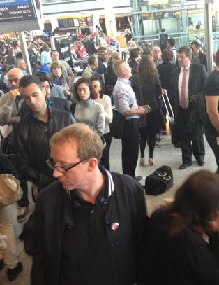 Dagbladets reporter p� Heathrow: - Kaos!