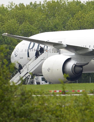 Teknikere skal gå igjennom det pakistanske flyet på Stanstead