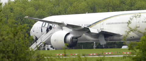 Teknikere skal g� igjennom det pakistanske flyet p� Stanstead