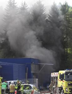 Eksplosjonsfare etter voldsom brann i bilbutikk i Trondheim