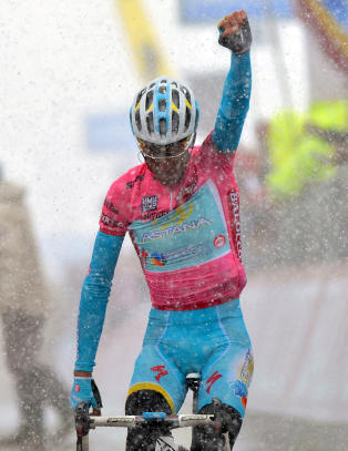 Vincenzo Nibali cruiser inn mot Giro-seier