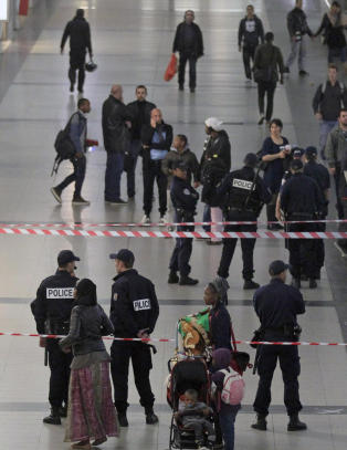 Har overv�kningsbilder som viser gjerningsmannen skifte kl�r og flykte