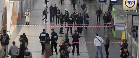 Uniformert fransk soldat (23) knivstukket i nakken i Paris