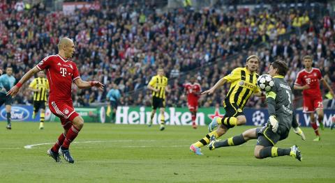 <p>Arjen Robben misset et par brukbare sjanser i første omgang. En god Weidenfeller i mål ryddet unna.</p>