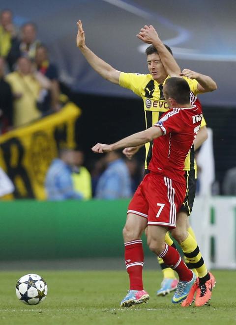 <p>Robert Lewandowski fikk seg en solid albue i fjeset av Franck Ribery i første omgang. Ribery slapp faktisk unna med den.</p>