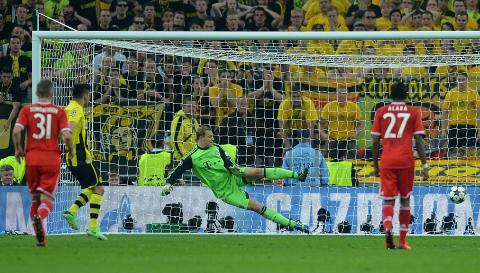<p>Her setter Gundogan straffen.</p>