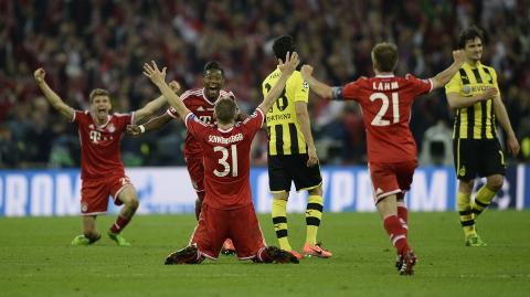 <p>Her skjønner Schweinsteiger og resten av laget at seieren er et faktum.</p>