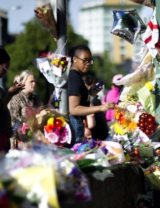 Flere p�gripelser etter soldatdrap i London