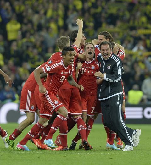<p>Bayern-spillerne holder trofeet og kysser det etter tur.</p>
<p>Og med dette jubelbildet takker vi for oss for i kveld. Ha en fortsatt fin kveld, vi ses i morgen!</p>