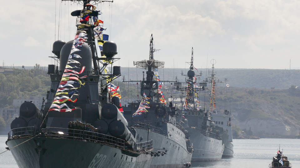 NY KONFLIKT? Befolkningen p� Krim-halv�ya i Ukraina er en hovedsaklig russere. N� �ker frykten for at et russisk angrep i omr�det, blant annet siden den strategisk viktige svartehavsfl�ten til Russland er stasjonert i byen Sevastopol p� Krim. Foto:  Dmitry Kostyukov/AFP
