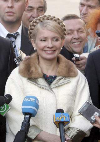 ANKLAGET FOR FORR�DERI: President Jusjtsjenko mener den popul�re statsministeren   Julia Timosjenko jobber til fordel for Russland. Men befolkningen frykter i likhet med Timosjenko den store naboen i �st, og �nsker en mindre aggressiv linje. Foto: Mykhailo Markiv/EPA