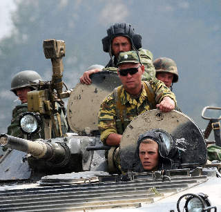 MAKTDEMONSTRASJON: Russiske styrker har overkj�rt det georgiske forsvaret fullstendig. Sp�rsm�letn� er om Kreml har ambisjoner ogs� i andre tidligere Sovjetrepublikker. Foto: Dimitar Dilkoff/AFP