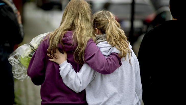 TRODD: Den fornærmede jenta (17) t.v.) trøstes av en venninne etter at lagmannsretten fant Øygard skyldig i en av de to tiltalepunktene. Foto: Bjørn Langsem / DAGBLADET. TRODD: Den fornærmede jenta (17) t.v.) trøstes av en venninne etter at lagmannsretten fant Øygard skyldig i en av de to tiltalepunktene. Foto: Bjørn Langsem / DAGBLADET.