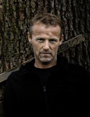 - Harry Hole reinkarneres som tjukk politimann i Ystad