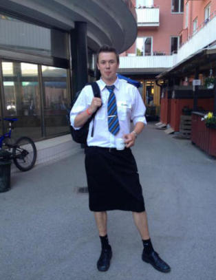 Martin får ikke bruke shorts på jobb - kjører tog i skjørt
