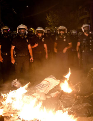 Her rykker flere hundre politifolk inn på Taksim-plassen