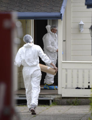 Krimteknikere undersøker boligen der død kvinne ble funnet
