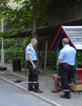 Mann i 30-�ra knivstukket av ung kvinne