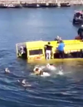 Her klamrer de seg fast til turistbussen som er i ferd med å synke