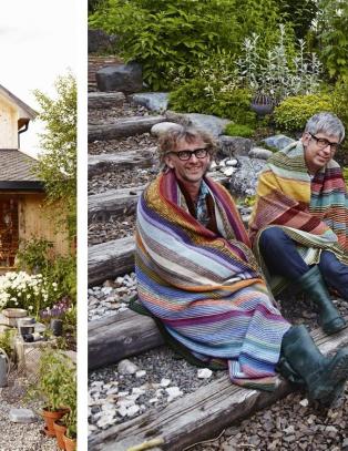 Designduoen bor på en nedlagt jernbanestasjon i Valdres