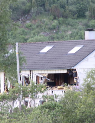 Raserte hus med traktor