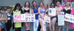 Strippet ned til undert�yet for � protestere mot Victoria's Secret
