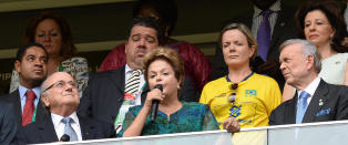 Brasils president pepet ut under �pning av VM-stadion. To dager etter startet br�ket i gatene