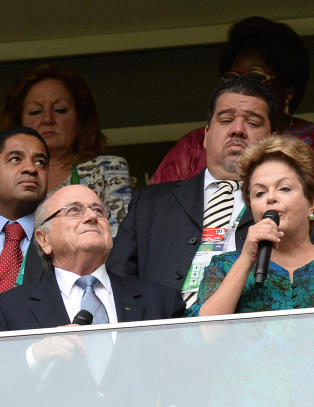 Brasils president pepet ut under �pning av VM-stadion. To dager etter startet br�ket i gatene