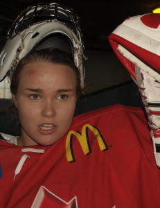 Tre s�sken dro for � pr�ve ishockey, kun en fire�ring ble igjen i ishallen