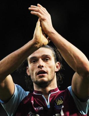 Carroll skrev under p� seks�rskontrakt med West Ham
